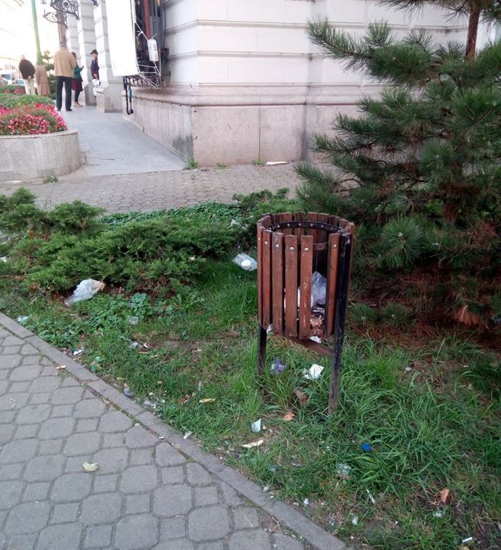 Arad: AUDIO Coșurile de gunoi deteriorate din Arad, înlocuite. Primarul Călin Bibarț le-a cerut celor responsabili să fie mai atenți