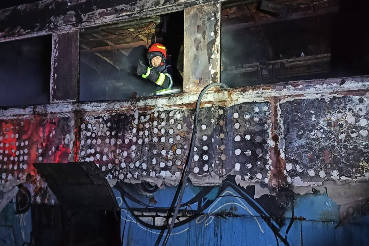 Arad: AUDIO Un tren de călători a ars aproape complet, în județul Arad