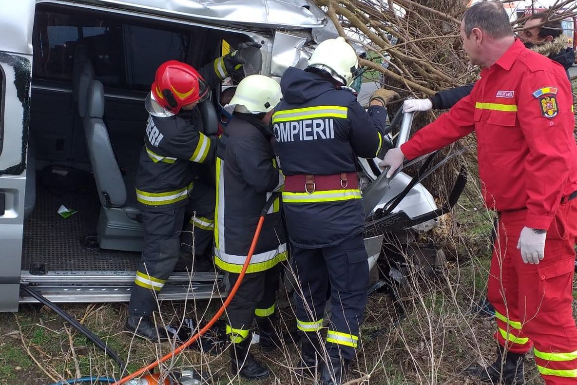 Arad: AUDIO Trei răniți, printre care un copil de 10 ani, după ce microbuzul în care se aflau s-a izbit de un copac