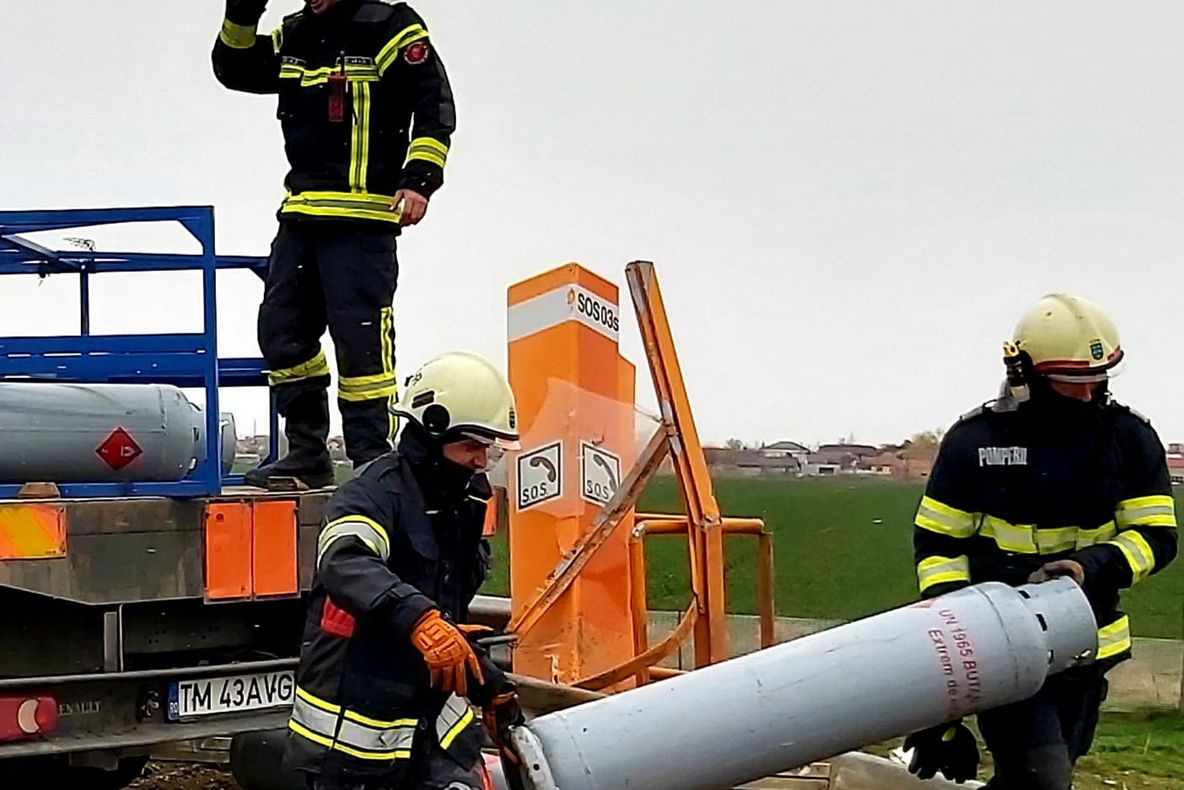 Arad: AUDIO Pericol de explozie pe autostrada vestului: șoferului unui camion cu 140 de butelii de propan i s-ar fi făcut rău la volan și a decedat. Cca 95 de butelii au căzut pe carosabil