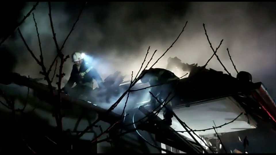 Arad: Un puternic incendiu a cuprins acoperișul unei case din județul Arad