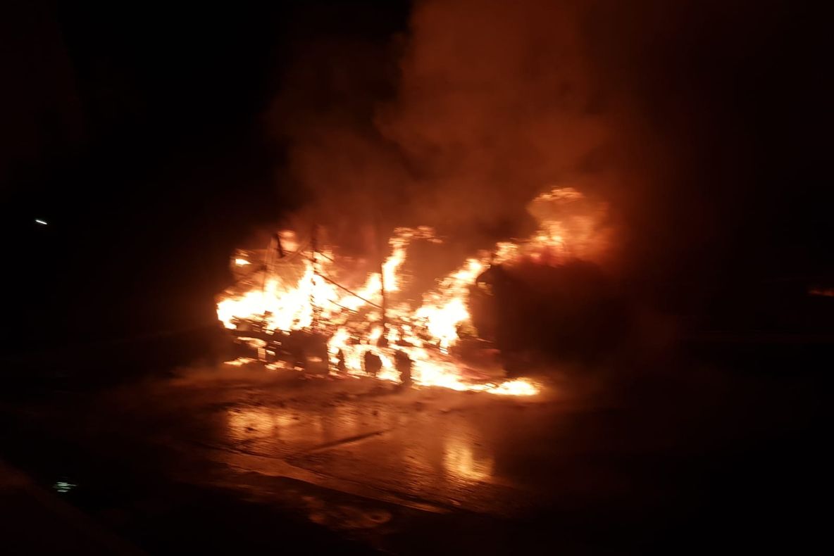 Arad: AUDIO VIDEO Un TIR a ars complet și a deteriorat geamurile clădirii Vămii de Interior Arad