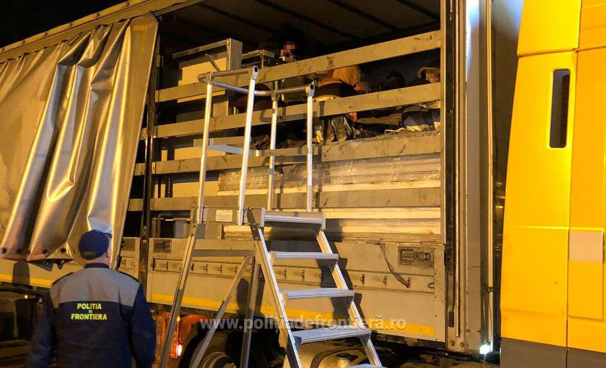 Arad: 33 de cetățeni din Siria, Irak și Palestina, descoperiți ascunși într-un TIR, la frontiera de pe autostrada Nădlac-Arad