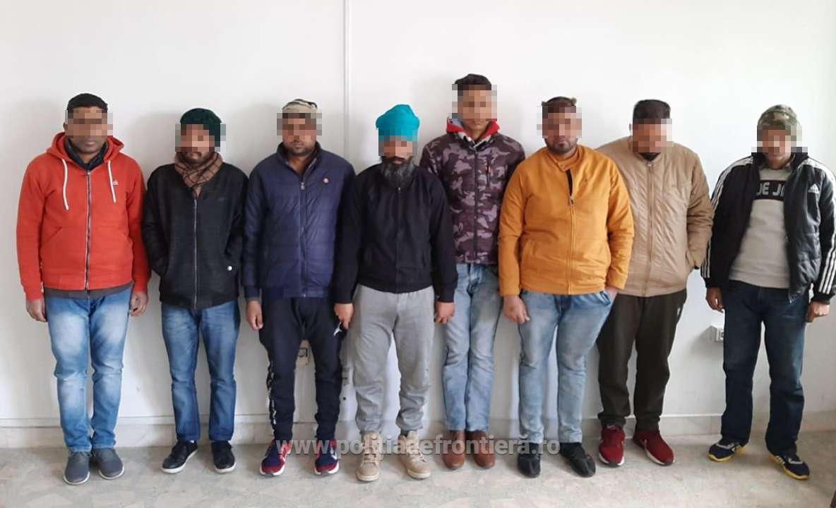 Arad: 8 cetățeni din India, descoperiți ascunși într-un TIR, când încercau să iasă ilegal din România, la frontiera de pe autostrada Nădlac-Arad