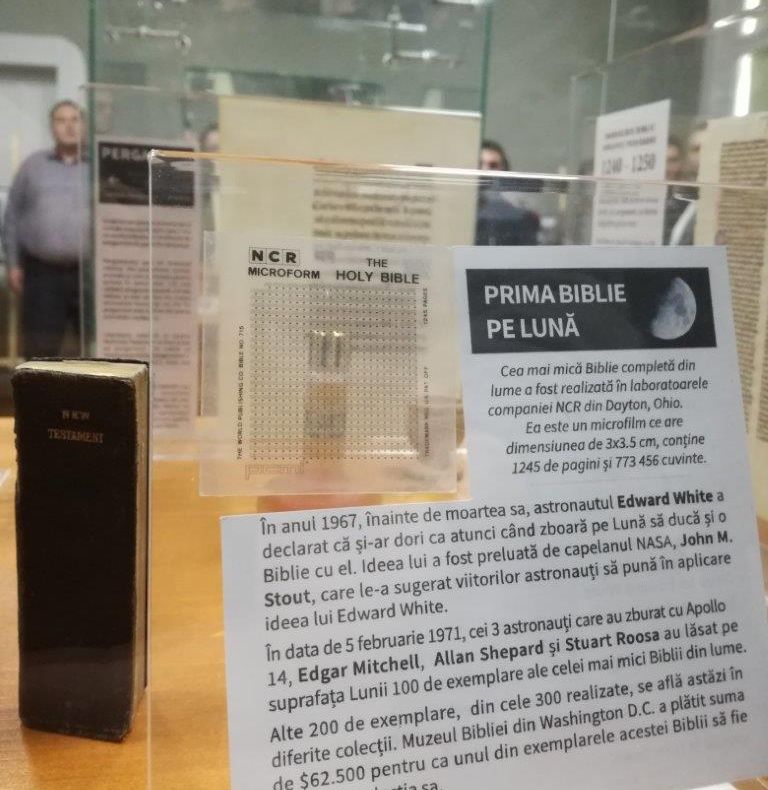 Arad: FOTO VIDEO Biblia care a ajuns pe Lună, bibliii mici ce pot fi citite doar cu microscopul și biblii vechi de sute de ani, expuse la Arad. Peste 900 biblii și texte religoase, unele unicat în lume 