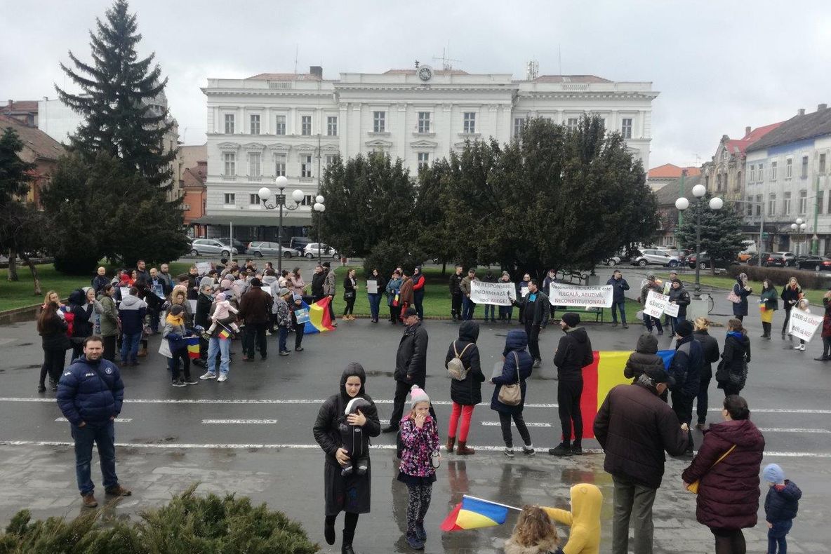 Arad: AUDIO FOTO VIDEO Peste 100 de persoane au protestat, la Arad, față de legea obligativității vaccinări. Ce spun oamenii