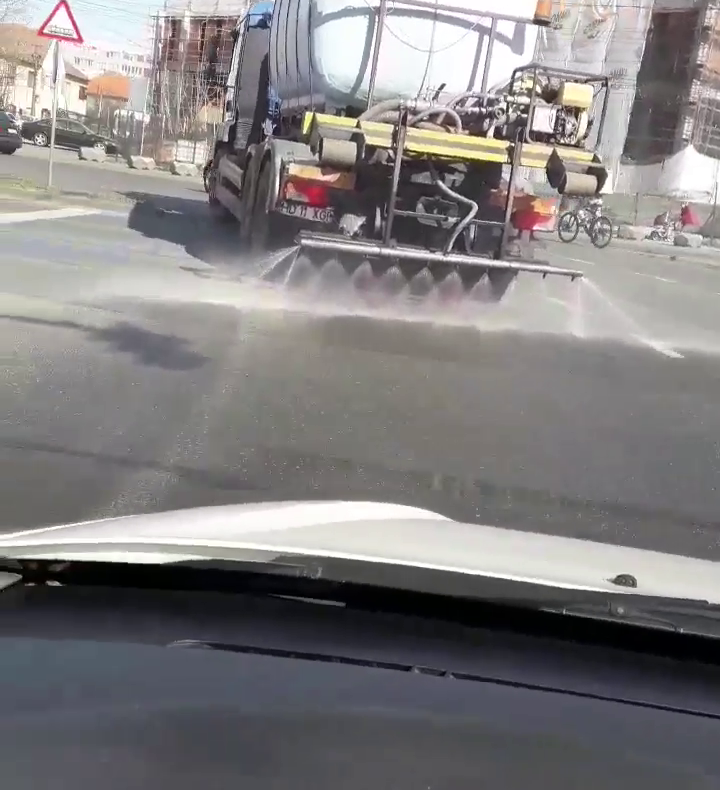 Arad: AUDIO VIDEO Cele mai circulate străzi și intrările în Arad, spălate cu dezinfectanți pe bază de alcooli, pentru prevenirea extinderii coronavirusului