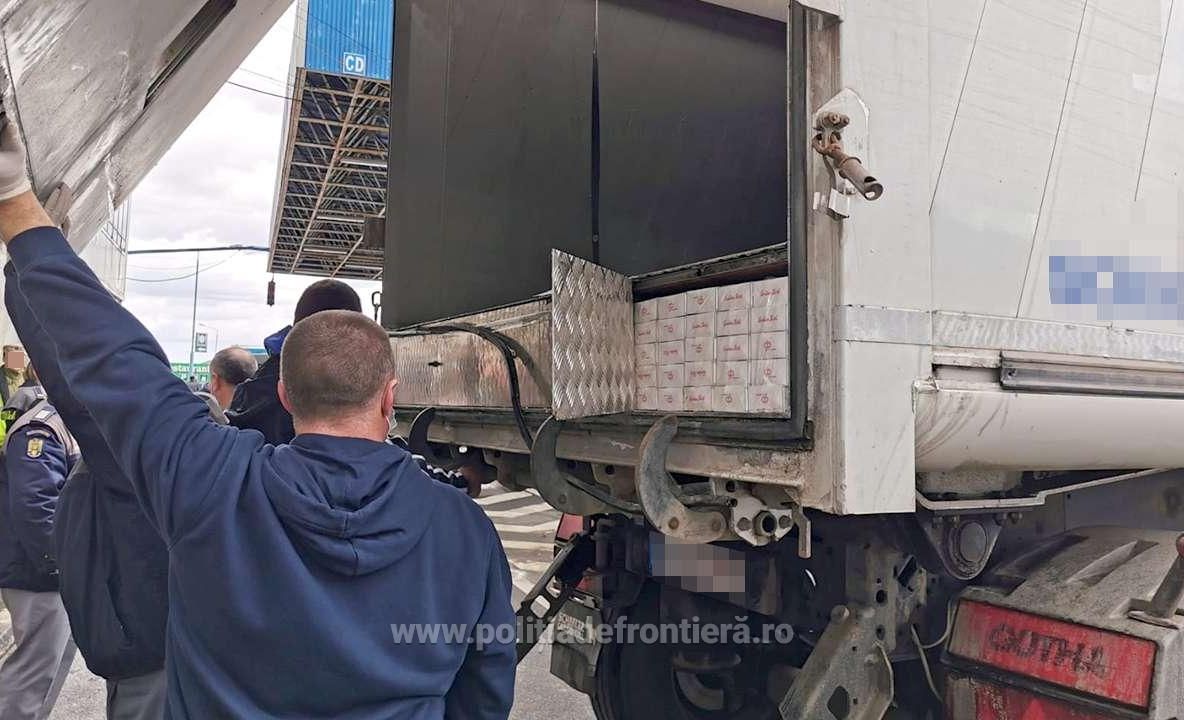Arad: Lovitură pentru contrabanda cu țigări. Aproape 35.300 de pachete cu țigări, în valoare de aproape 706.000 lei, descoperte în podeaua unui TIR, în punctul de trecere a frontierei de pe autostrada Nădlac-Arad