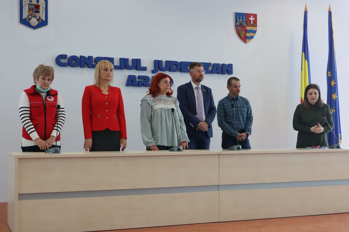 Arad: AUDIO 0257-983 și 0787-806.562, telefoanele la care pot obține ajutor cei care au probleme din cauza coronavirusului