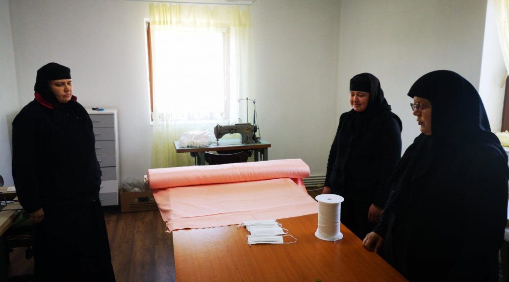 Arad: FOTO Călugărițele de la Mănăstirea Arad-Gai și Schitul Tămand confecționează mii de măști de protecție care vor fi donate