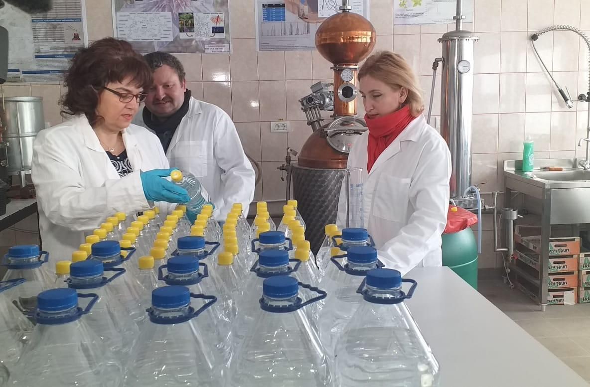 Arad: Angajații Universității ,,Aurel Vlaicu" din Arad au donat peste 8.000 de Euro pentru spitalele din Arad. UAV a mai donat dezinfectanți și a pus gratuit hotelul universității la dispoziția autorităților