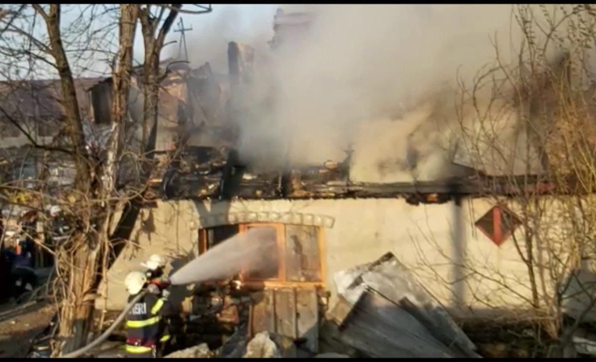 Arad: Incendiu puternic la o casă din Arad