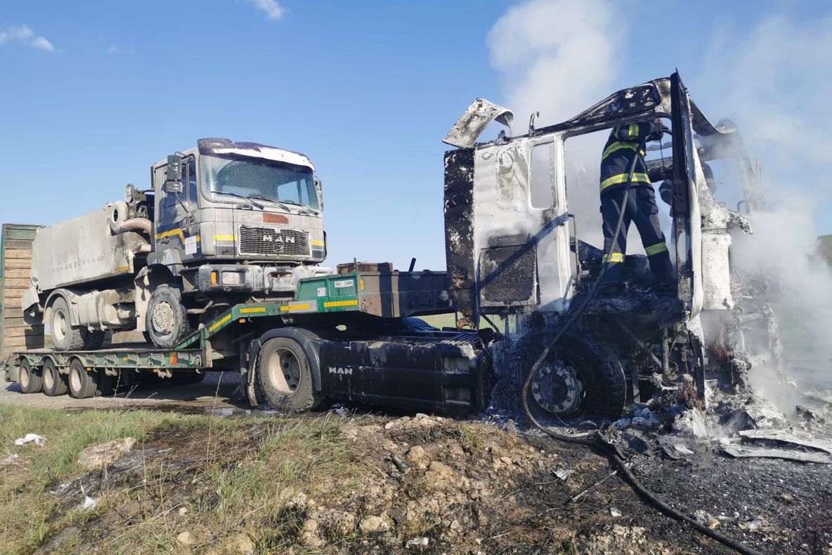 Arad: AUDIO FOTO Un TIR, care transporta cabina unui alt TIR, a luat foc pe DN69, în Arad. Ce spun pompierii