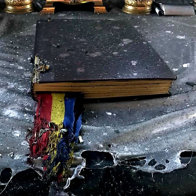 Arad: AUDIO FOTO VIDEO Minunea din postul Paștelor dintr-o biserică din Arad: Biblia cu tricolor și cărțile sfinte din altar nu au ars într-un puternic incendiu