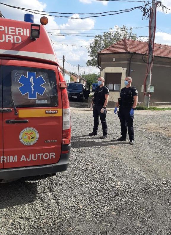 Arad: Modul inedit în care un bărbat, care trebuia să stea în izolare, a fost prins prin Arad. Jandarmii i-au făcut dosar penal, l-au amendat și l-au dus în carantină 