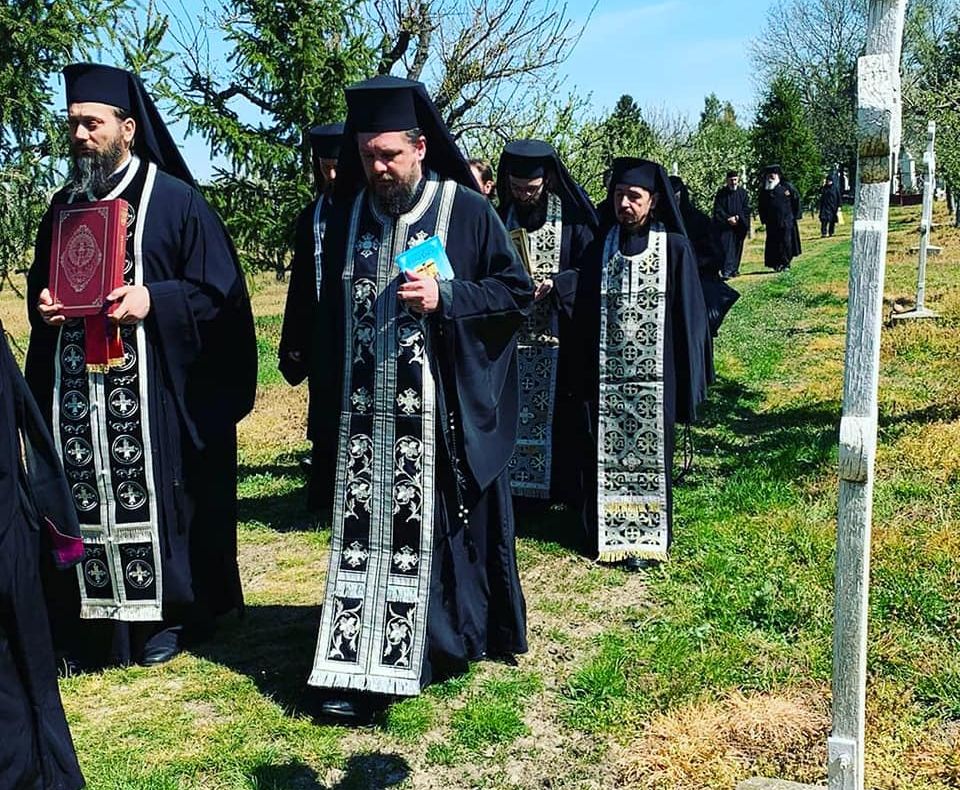 Arad: "Drumul Crucii", refăcut, în Vinerea Mare, în cea mai veche mănăstire cu viață monahală neîntreruptă din România, pe un traseu special, diferit decât în mod obișnuit