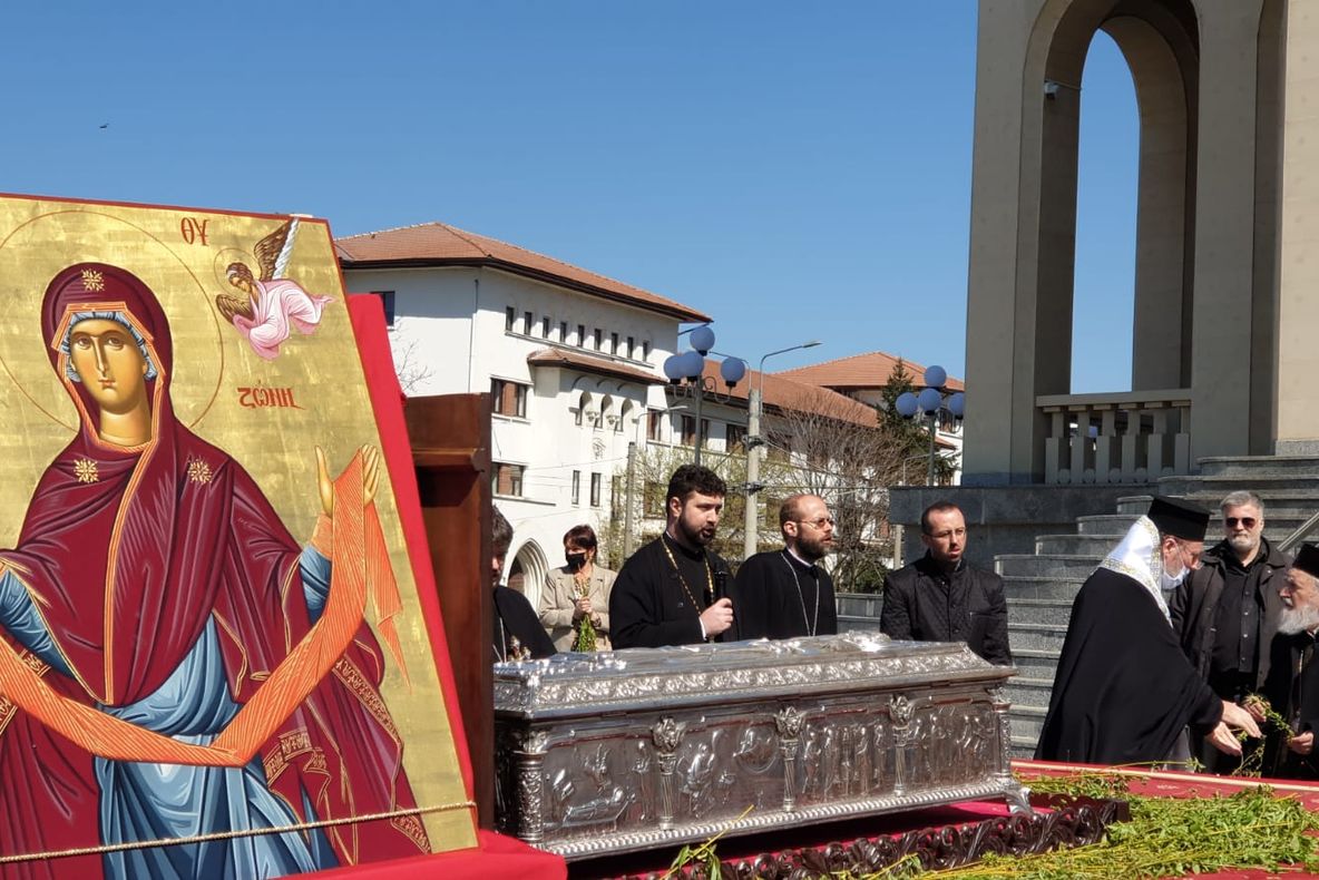 Arad: FOTO VIDEO Procesiune cu Sfintele Moaște ale Sfântului Ioan Gură de Aur şi două icoane ale Maicii Domnului, de dimensiuni mari, pictate la Muntele Athos, în Duminica Floriilor, la Arad