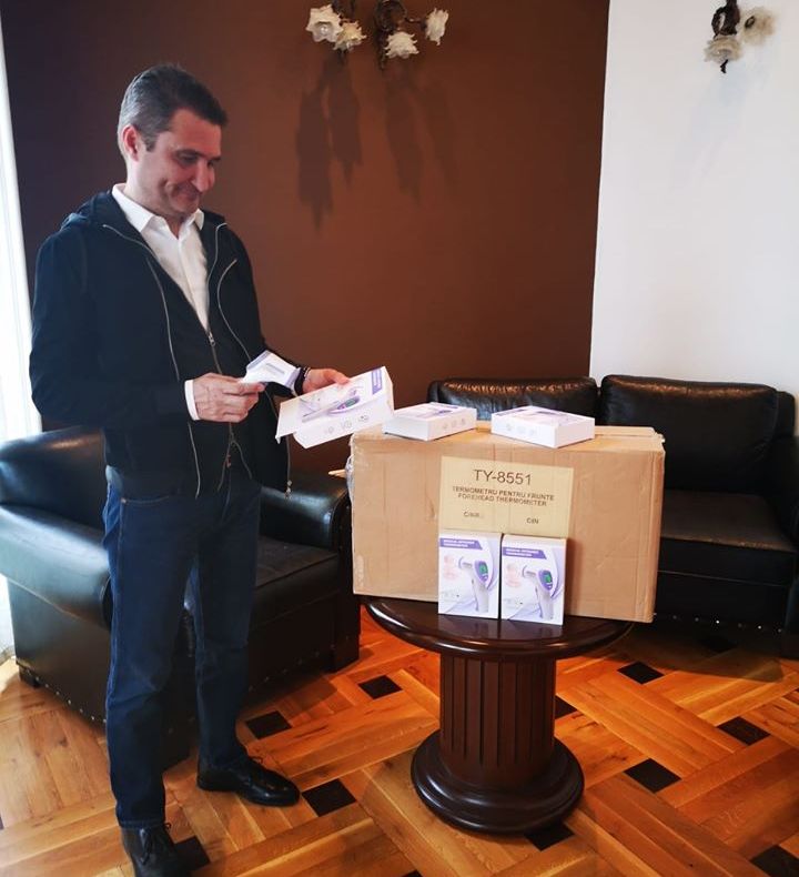 Arad: AUDIO Primăria Arad distribuie primul lot de termometre non-contact. Unde vor fi folosite