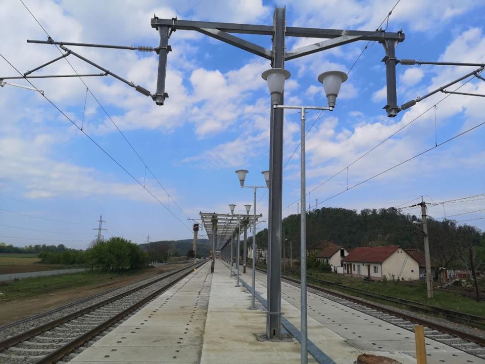 Arad: Două linii de cale ferată modernizate, deschise la Săvârșin. Permit viteze de 160 de km la oră