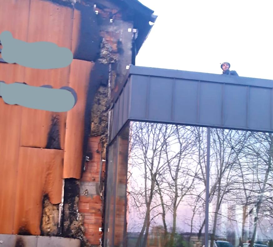 Arad: Acoperișul unei tâmplării din Arad, cuprins de un puternic incendiu, iar intervenția rapidă a pompierilor a făcut diferența