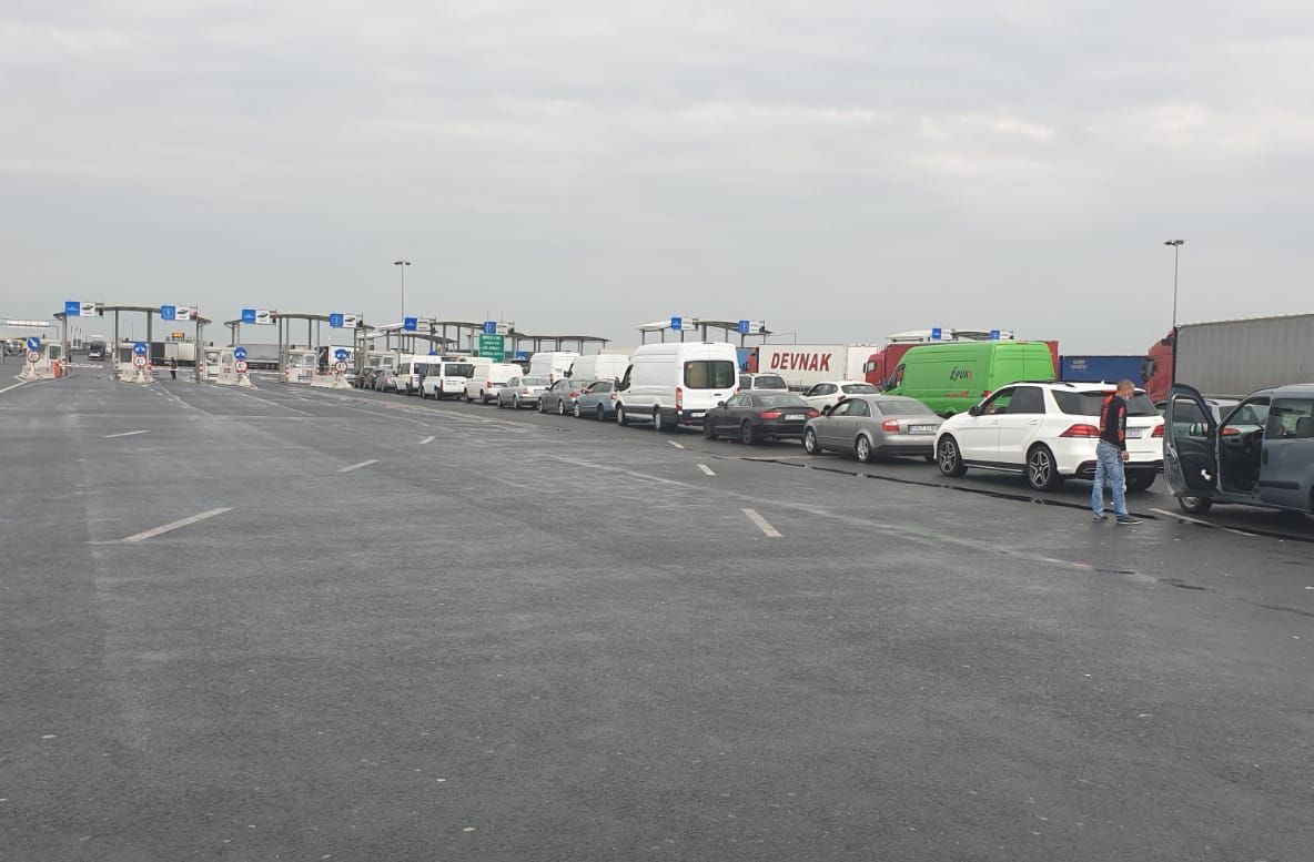 Arad: Cresc timpii de control la intrarea în țară pe la Nădlac 1, la 7 ore. S-au redeschis temporar mai multe puncte de frontieră