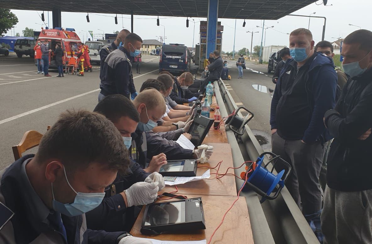 Arad: VIDEO După un tur de forță al autorităților, cum s-a rezolvat situația românilor care așteptau pe jos intrarea în țară 