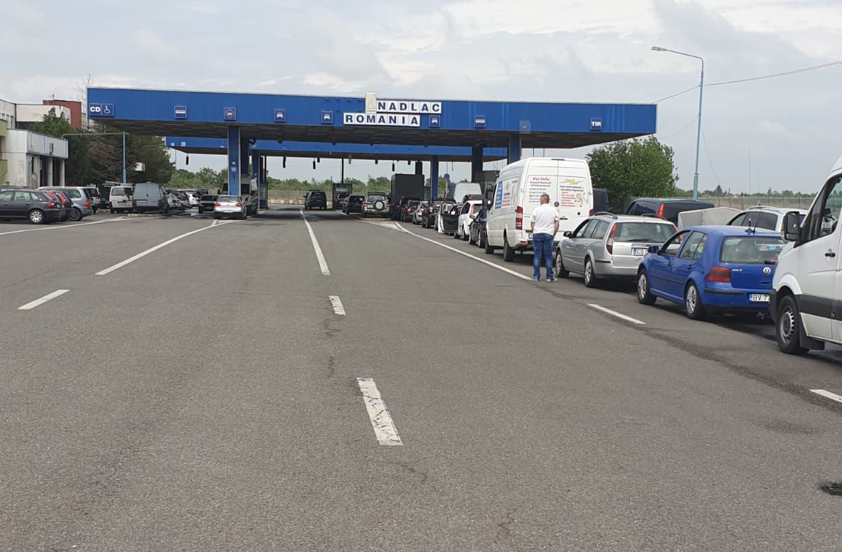Arad: Timpii mari de așteptare la Nădlac 1 continuă și după redeschiderea mai multor puncte de trecere de pe frontiera cu Ungaria: 3 ore la ieșire și 2 ore la intrarea în România
