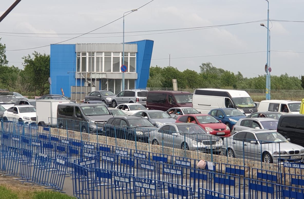 Arad: FOTO VIDEO Protest spontan la frontiera la Nădlac 1, unde se așteaptă 3 ore pentru intrarea în România. Sunt deschise cele mai multe căi de intrare în România
