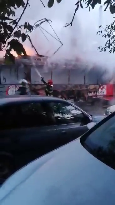 Arad: VIDEO Un tramvai a luat foc în trafic, la Arad