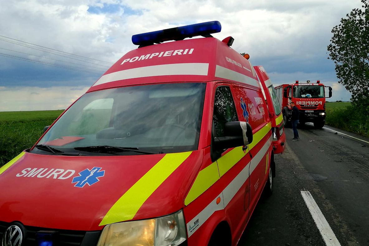 Arad: Trei persoane, rănite într-un accident care a avut loc pe DN7