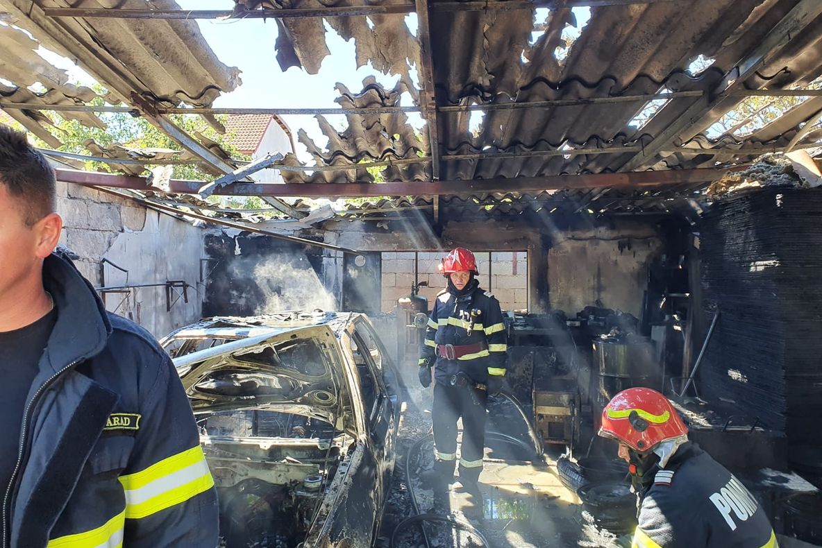 Arad: AUDIO O mașină și un garaj au ars complet în municipiul Arad