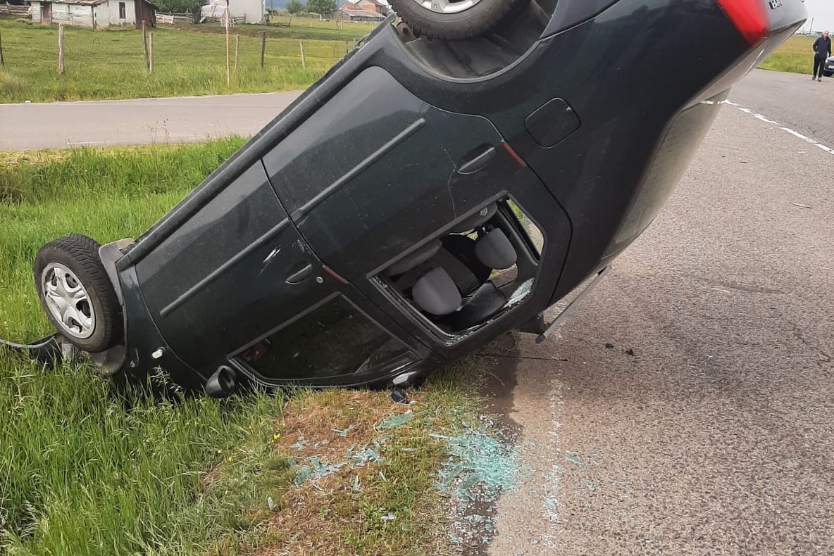Arad: Două persoane au ajuns la spital, după ce au fost implicate într-un accident în județul Arad