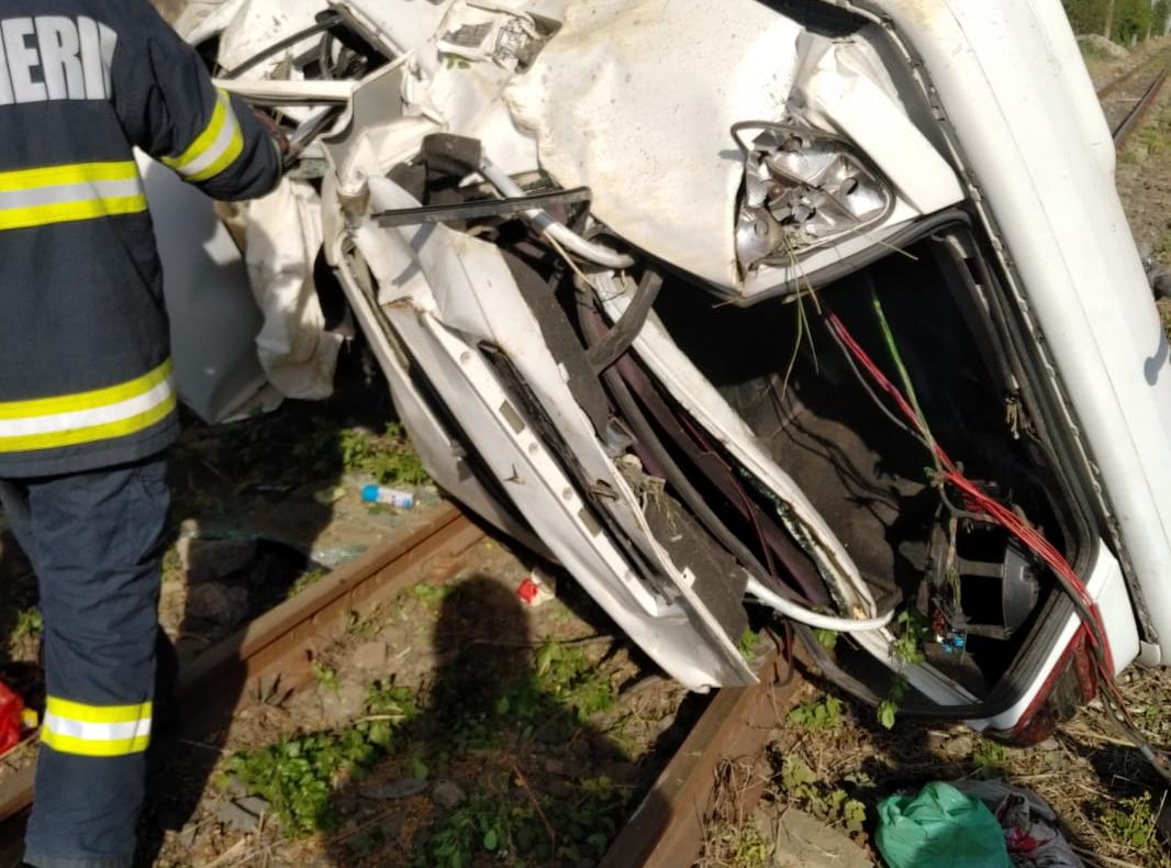 Arad: Mașina avariată grav, după ce s-a răsturnat pe o stradă din municipiul Arad