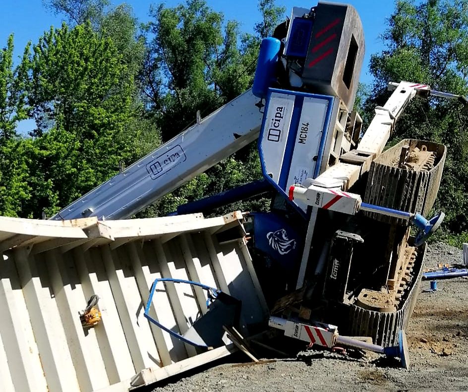 Arad: Bărbat rănit grav, după ce a fost sub prins un utilaj, în județul Arad