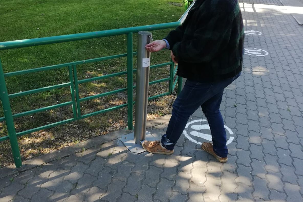 Arad: AUDIO FOTO Dispozitive pentru dezinfectat mâinile, care nu trebuie atinse cu mâinile, în principalele stații de tramvai din municipiul Arad