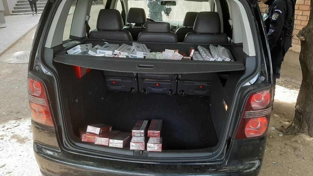 Arad: AUDIO 248 de pachete cu țigări de contrabandă și aproape 1.500 de lei, confiscați,  de către jandarmii din Arad. Reacția traficantului a atras atenția