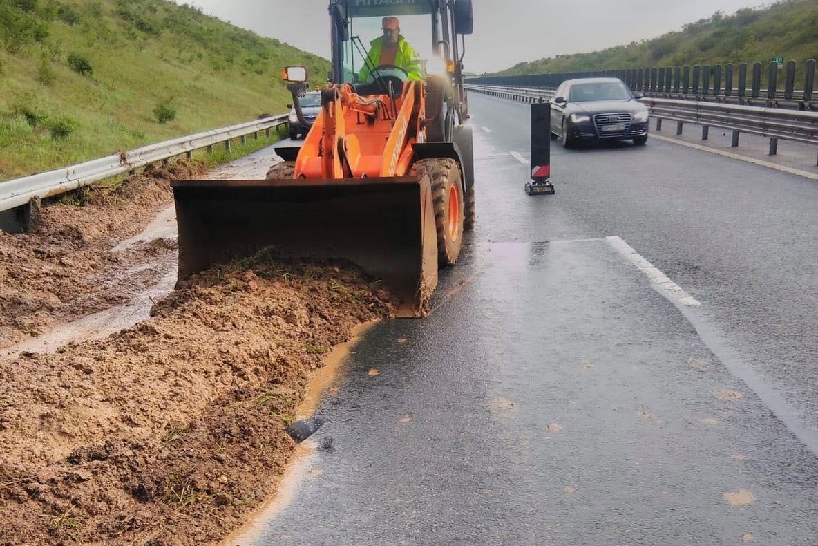 Arad: Alunecare de teren pe autostrada A1 Arad-Timișoara