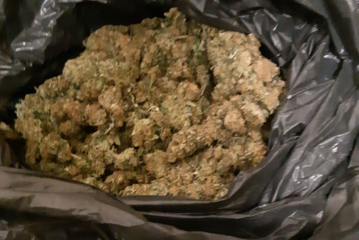Arad: AUDIO Circa 2 kilograme de cannbis, în valoare de 40.000 lei, confiscate într-o zonă centrală din Arad