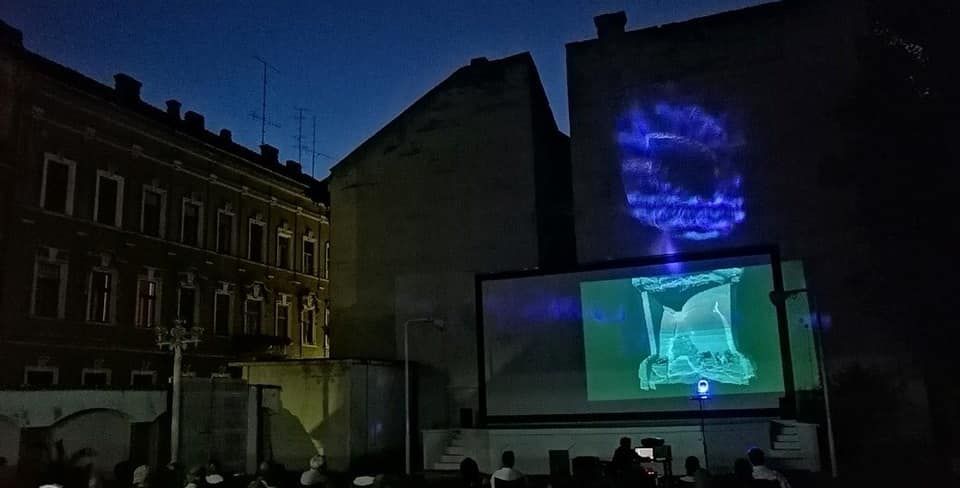 Arad: Filme vizionate gratuit din taxiuri, la grădina de vară a cinema ARTA din centrul Aradului. Proiecțiile încep vineri