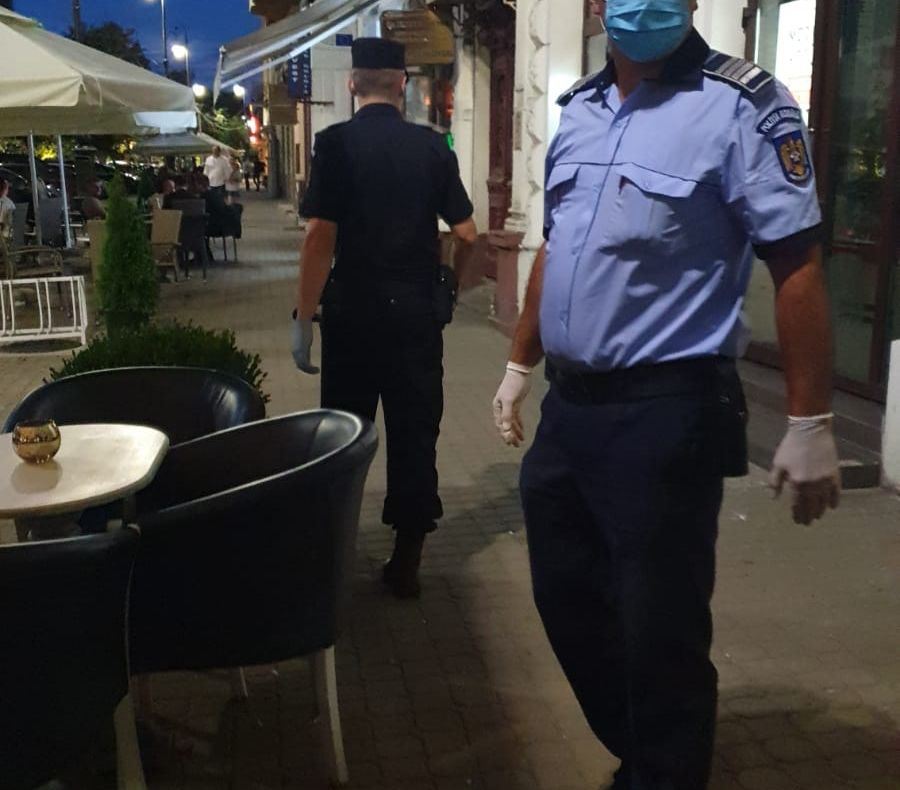Arad: AUDIO Peste 240 de terase, baruri, plaje și cluburi în aer liber, controlate de către polițiștii din Arad. Ce s-a constatat