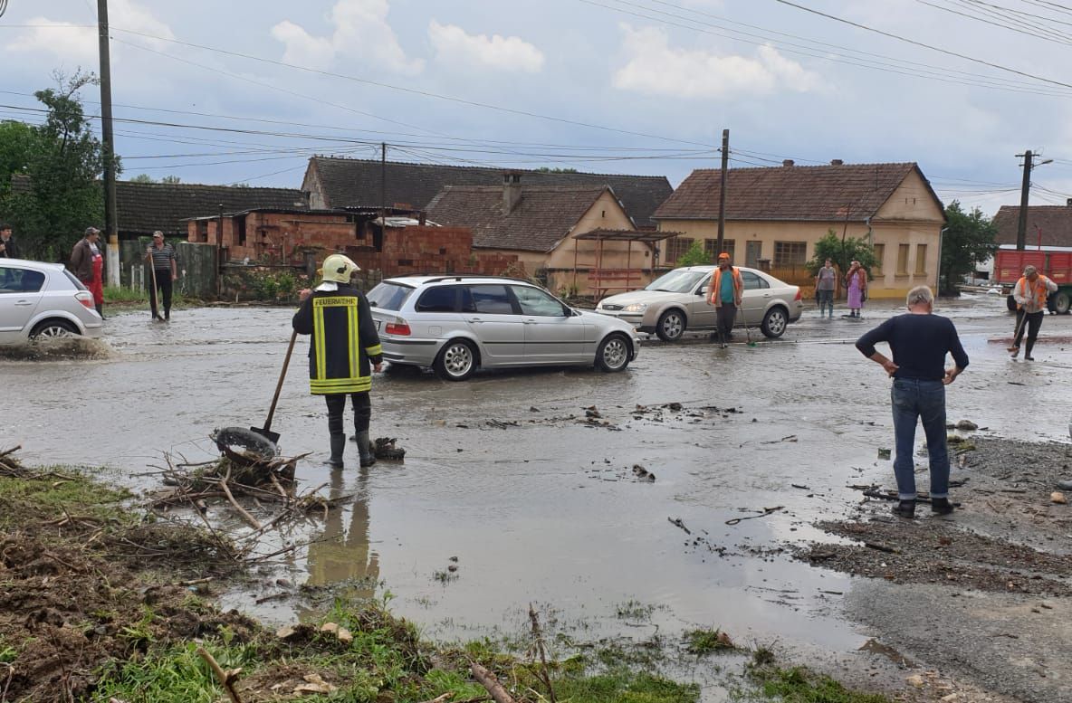 Arad: AUDIO FOTO Inundații pe DN7 și orașul Lipova, din județul Arad