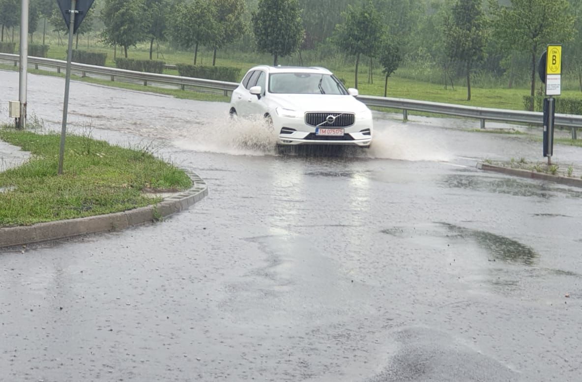 Arad: FOTO VIDEO Inundații în Arad și mașini blocate în ape, după o ploaie torențială