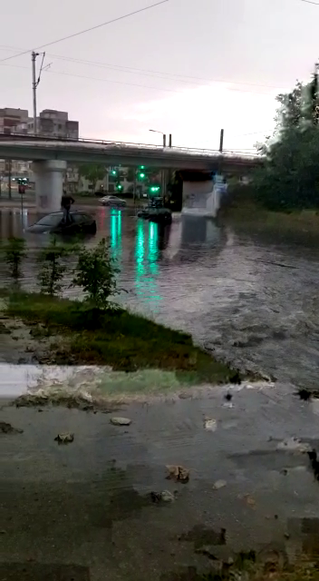 Arad: VIDEO Două mașini, blocate într-un pasaj inundat din Arad. Un șofer a ieșit pe mașină