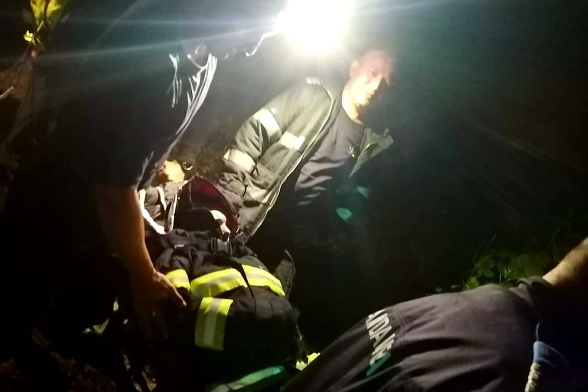 Arad: 15 tineri, printre care și o fată care acuza dureri abdominale și nu se mai putea deplasa, salvați în cursul nopții de luni către marți din pădurile din Arad