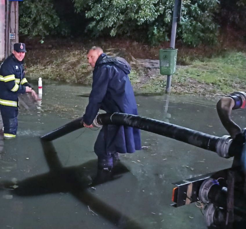 Arad: AUDIO Femeie însărcinată, salvată dintr-o mașină blocată într-un pasaj inundat din Arad