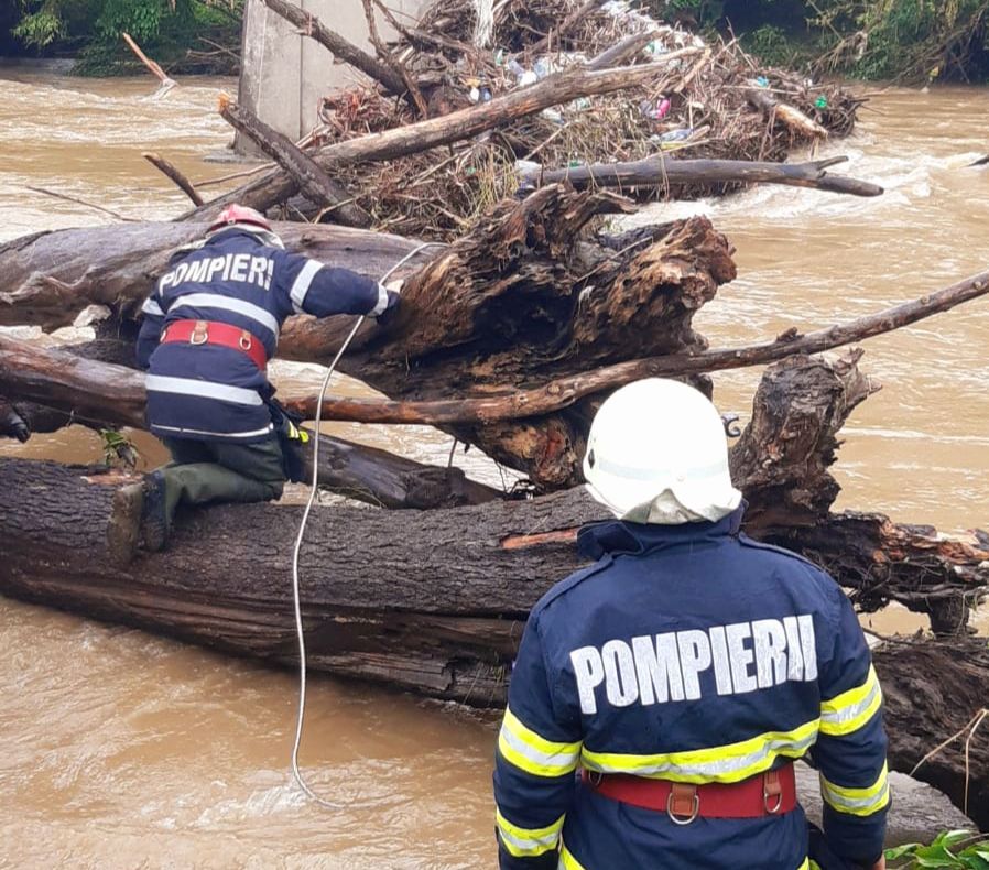 Arad: AUDIO Pompierii din Arad, chemați să curețe apele curgătoare de materialul lemnos care amenință să distrugă tot apare în cale