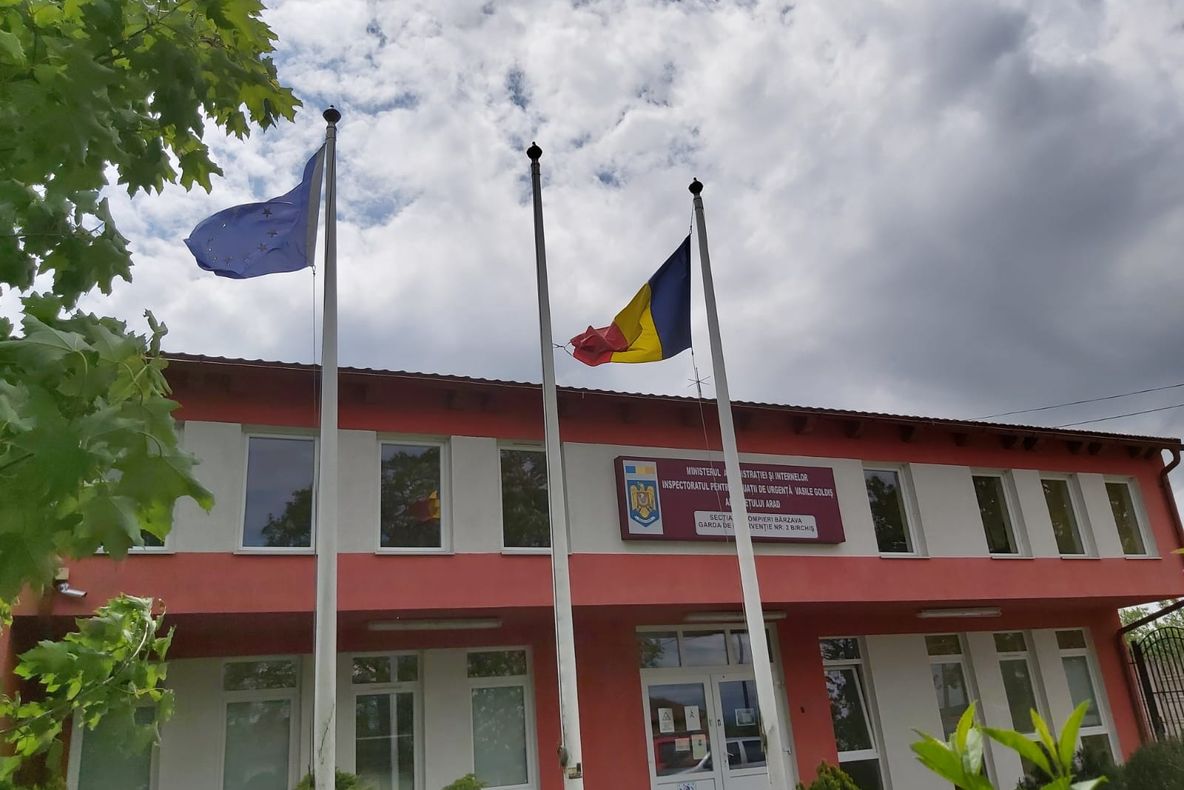 Arad: AUDIO VIDEO Băiat de circa 13 ani, blocat într-o zonă cu apă adâncă din Crișul Alb, salvat de către pompierii din județul Arad. Unul dintre pompieri a înotat până la copil