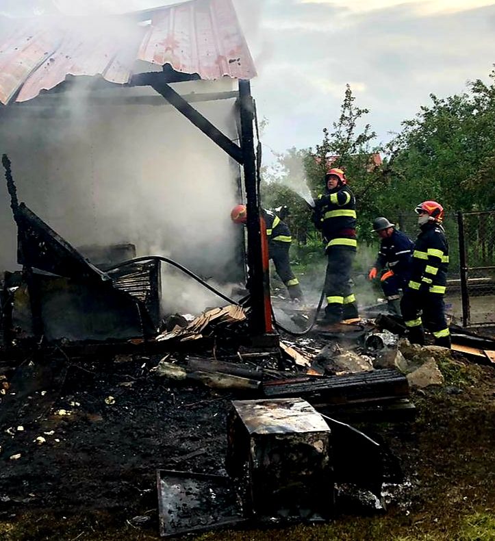 Arad: AUDIO FOTO Circa 30 de vârstnici, evacuați din cauza unui incendiu la centrul în care locuiesc, în județul Arad