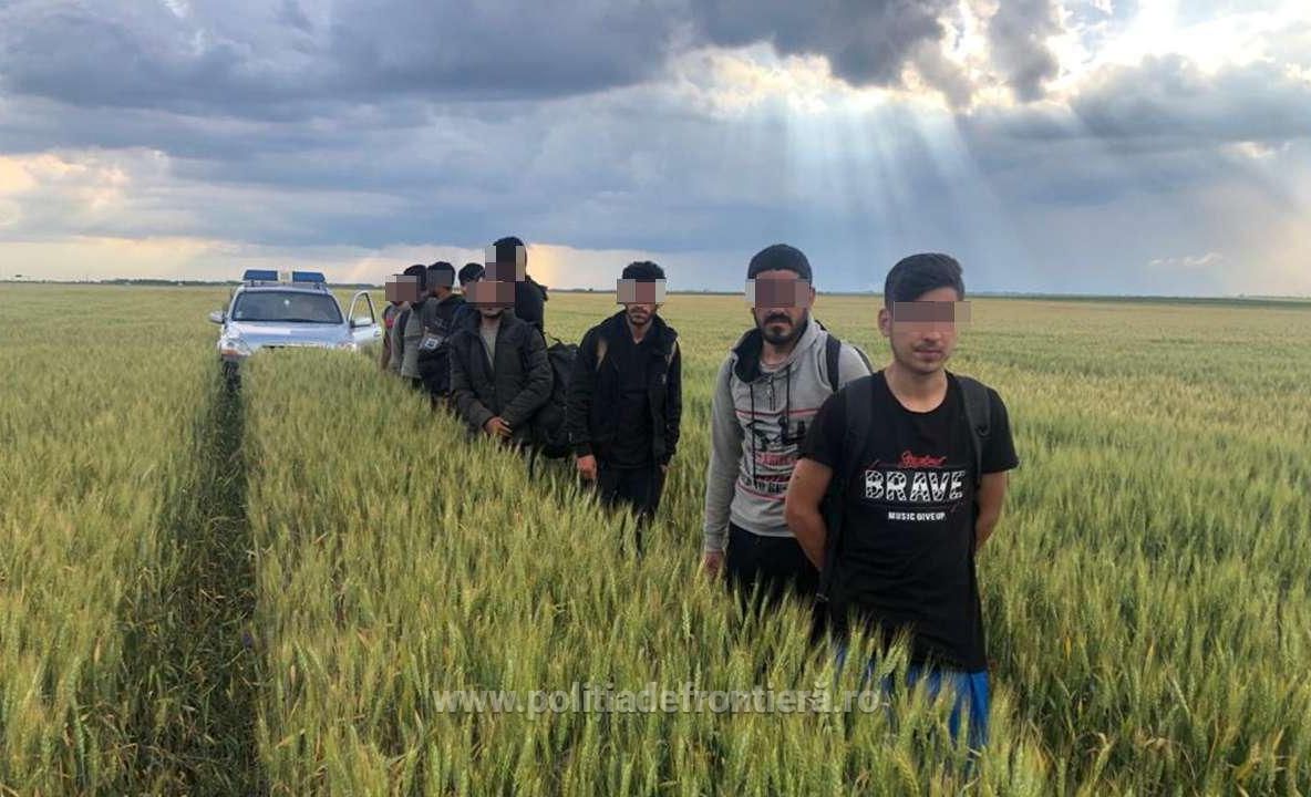 Arad: 10 cetățeni din Afganistan, descoperiți de către polițiștii de frontieră de la Nădlac, când încercau să iasă din România, pe jos, chiar peste câmp 