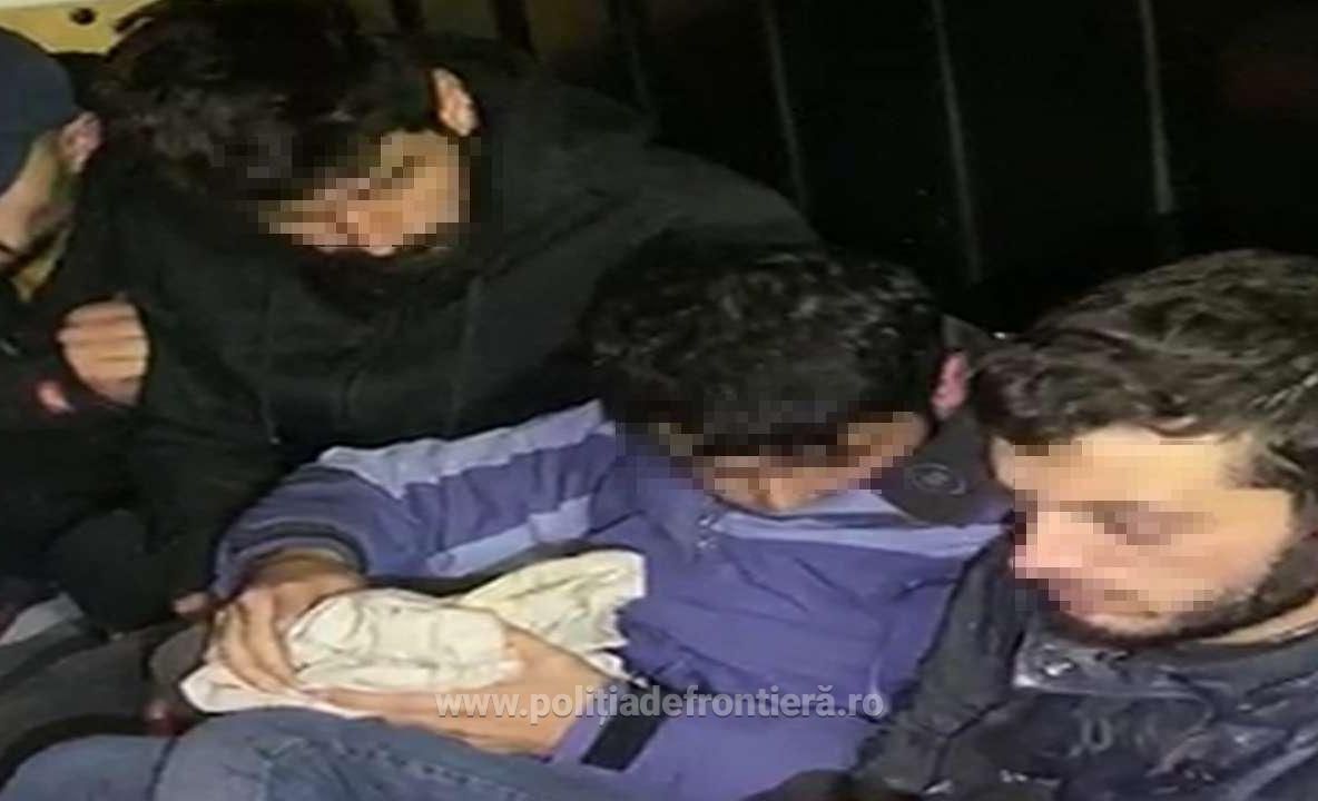 Arad: AUDIO 21 de cetățeni din Siria și Palestina, descoperiți de către polițiștii de frontieră de pe autostrada Nădlac-Arad într-un TIR din Turcia, ca să iasă ilegal din România